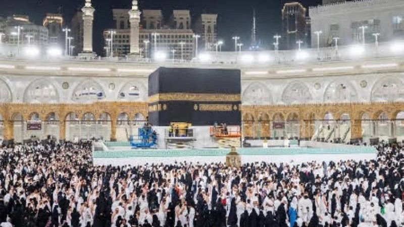 হজের প্রস্তুতিতে কাবার গিলাফ তোলা হলো তিন মিটার,ঐতিহ্যবাহী প্রক্রিয়া সম্পন্ন